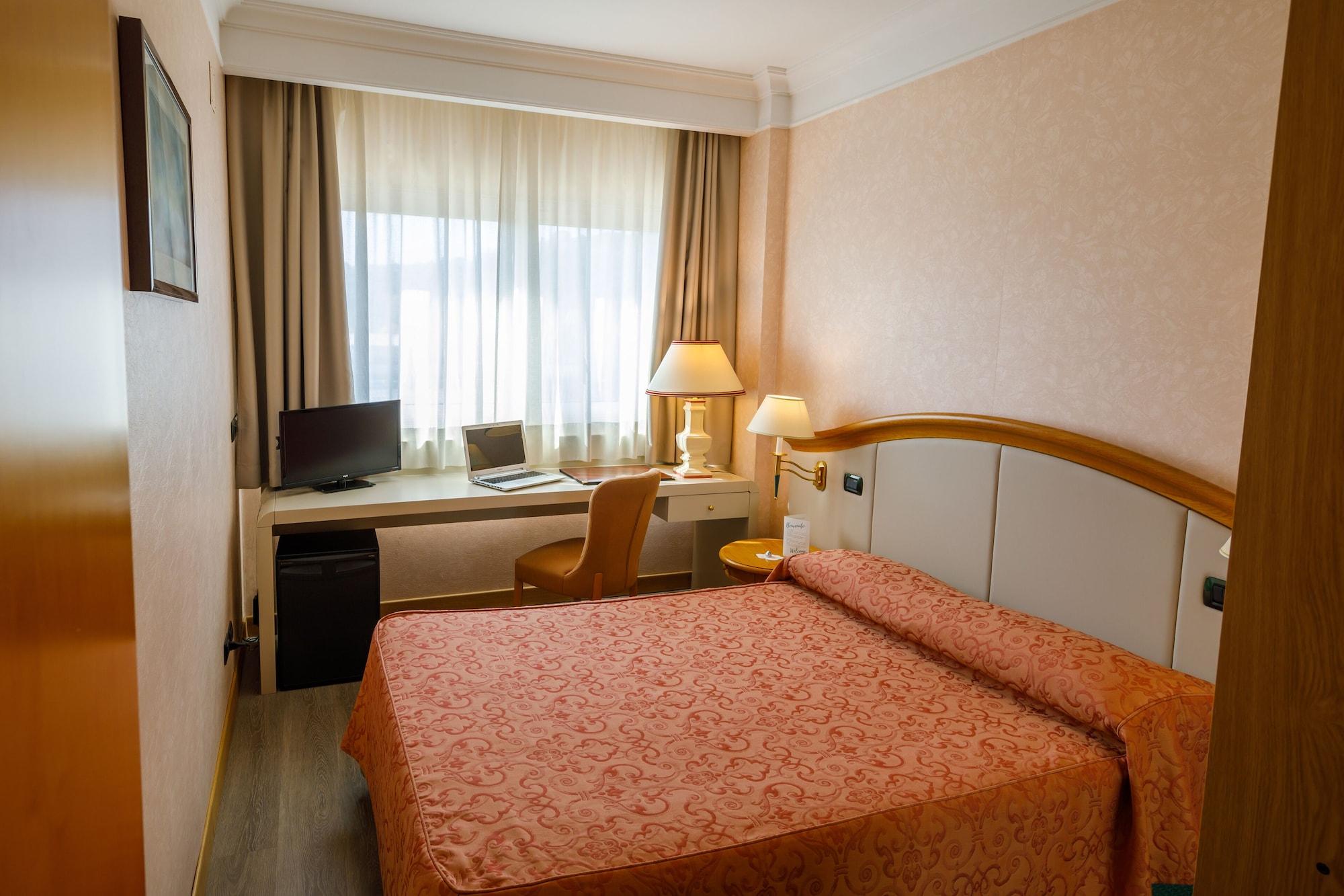 Perugia Plaza Hotel Esterno foto