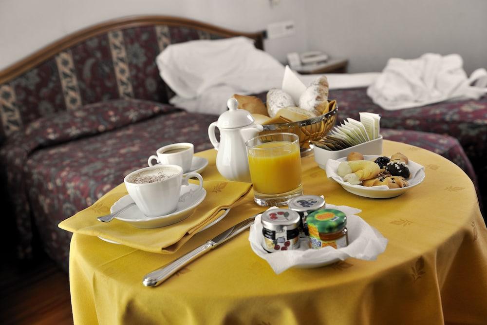Perugia Plaza Hotel Esterno foto