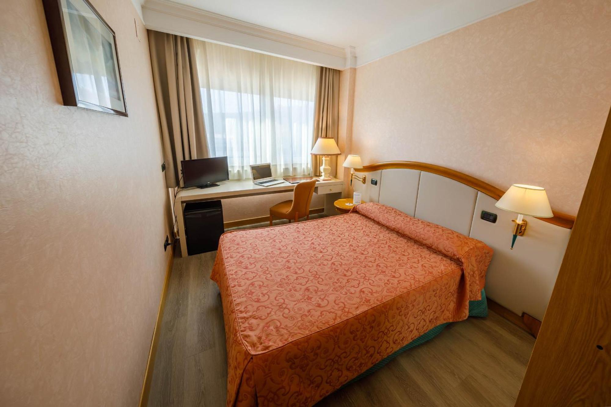 Perugia Plaza Hotel Esterno foto