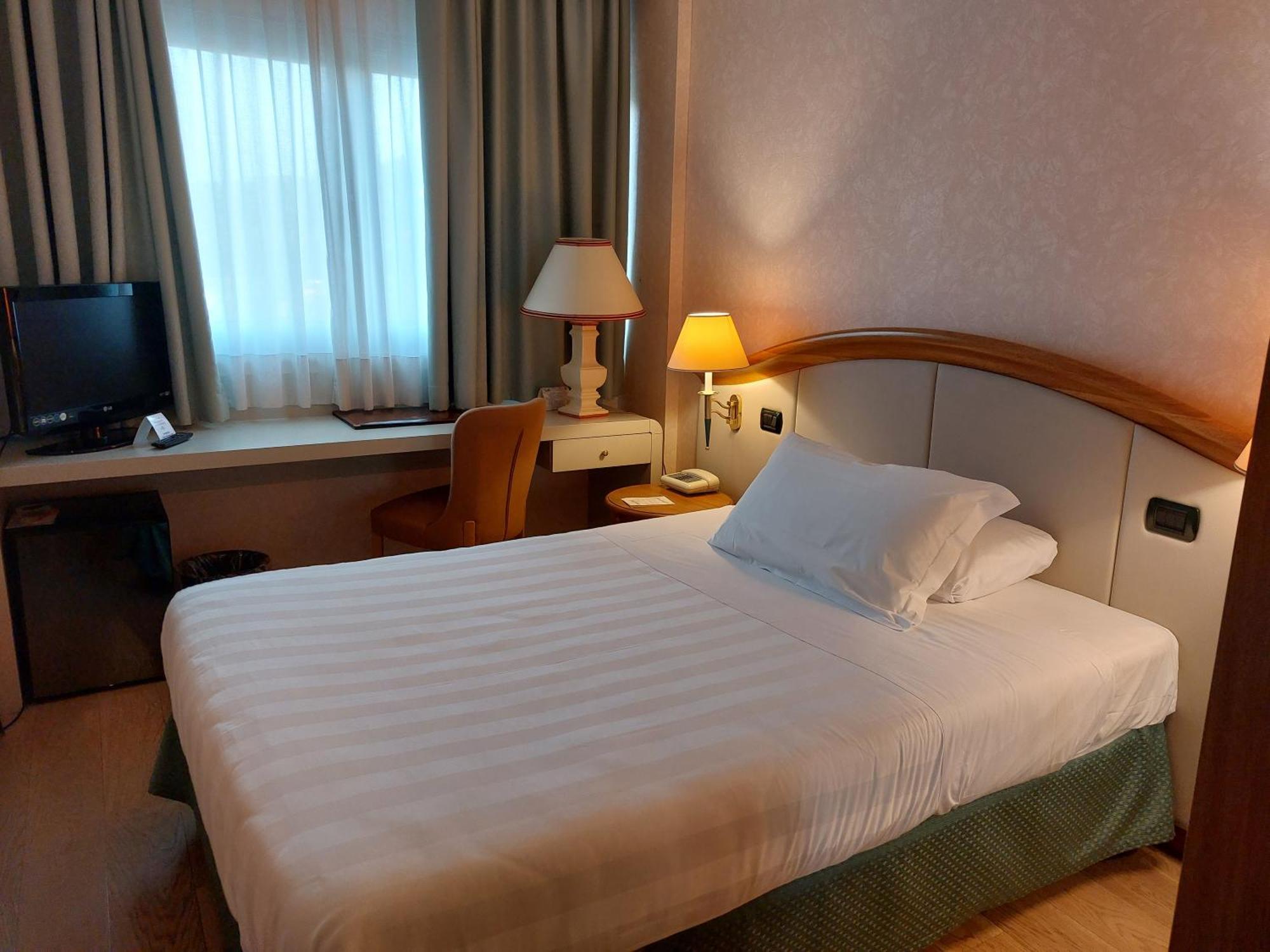 Perugia Plaza Hotel Esterno foto