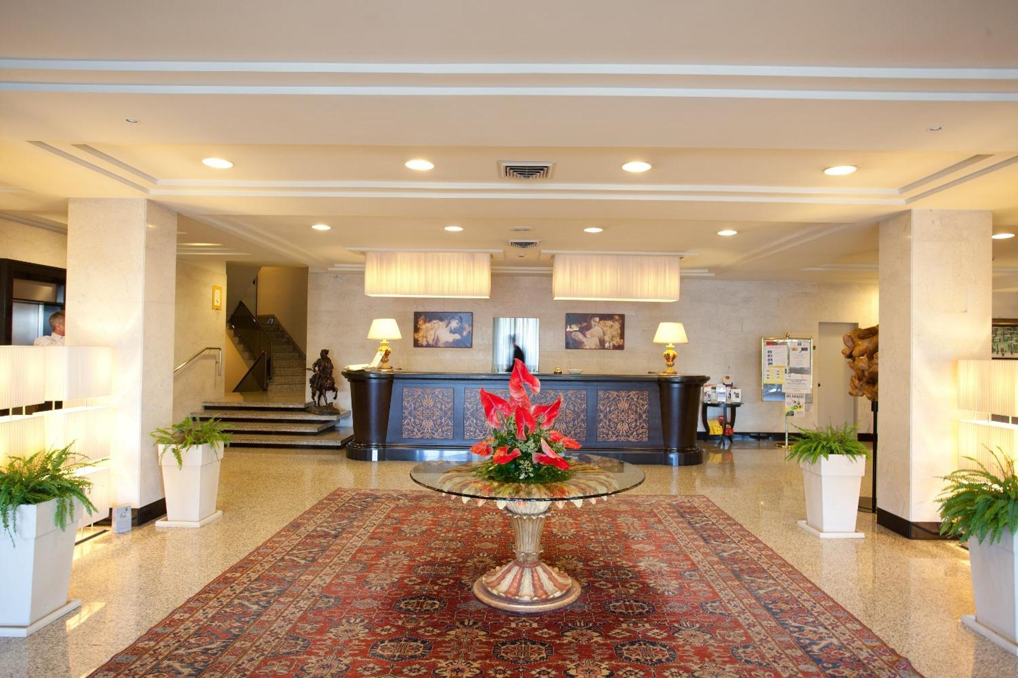 Perugia Plaza Hotel Interno foto